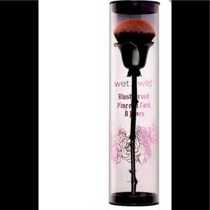 Rebel rose blush brush